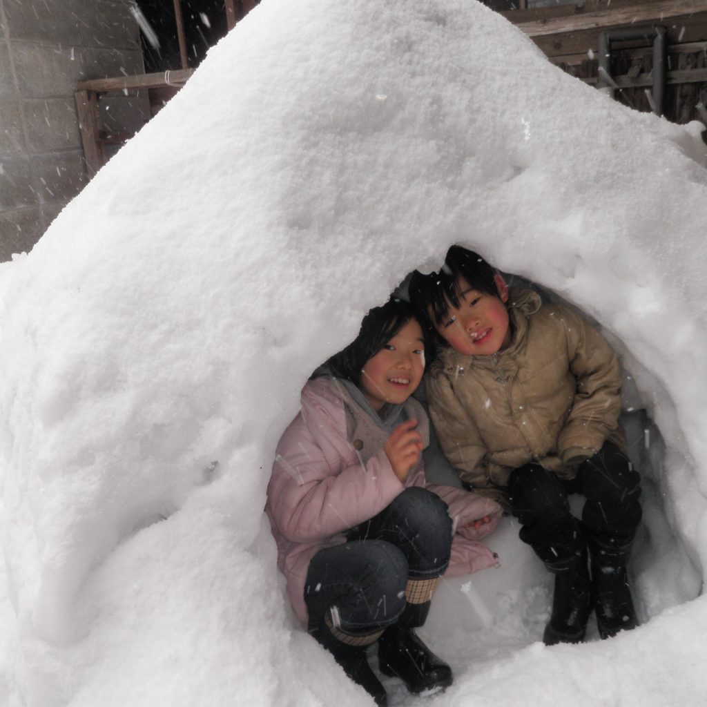 かまくらの子ども